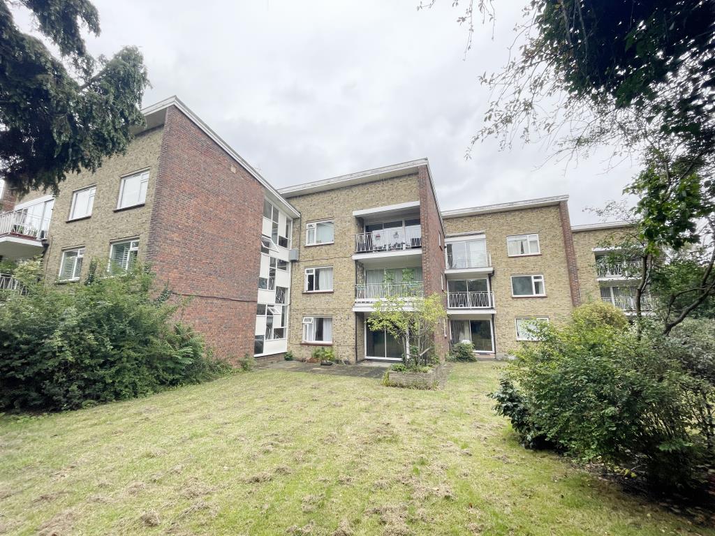 Lot: 140 - HEAD LEASE GROUND RENT INVESTMENT OF 12 RESIDENTIAL FLATS AND ASSOCIATED GARAGES - Outside image of flats from communal gardens